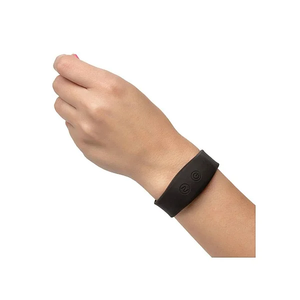 Wristband Remote Petite Bullet - Zwart van het merk Remote Controlled Vibes - Vibrerende Eitjes - online bestellen bij Masculum.nl. De discrete online seks-toys en erotisch heren ondergoed winkel voor gay & hetero mannen.