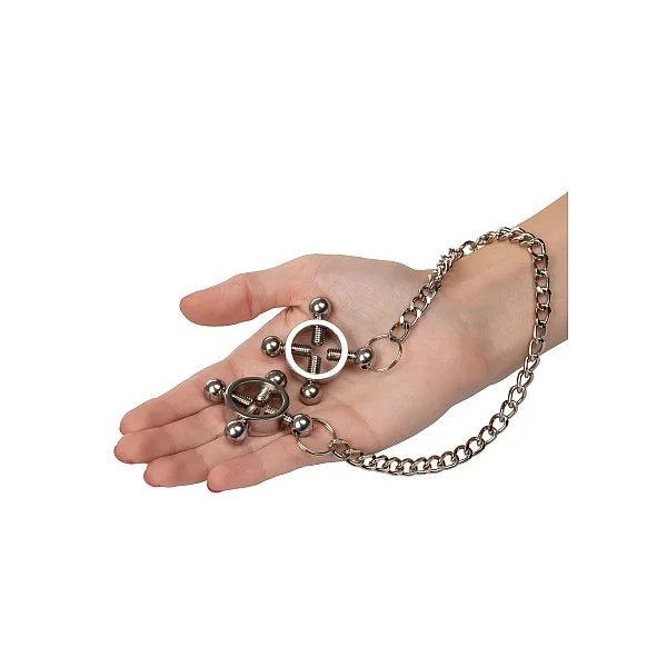 4 Point Nipple Press w Chain - Zwart van het merk Nipple Play - Tepelklemmen - online kopen bij Masculum.nl. De discrete online seks-toys en erotisch heren ondergoed winkel voor gay & hetero mannen.