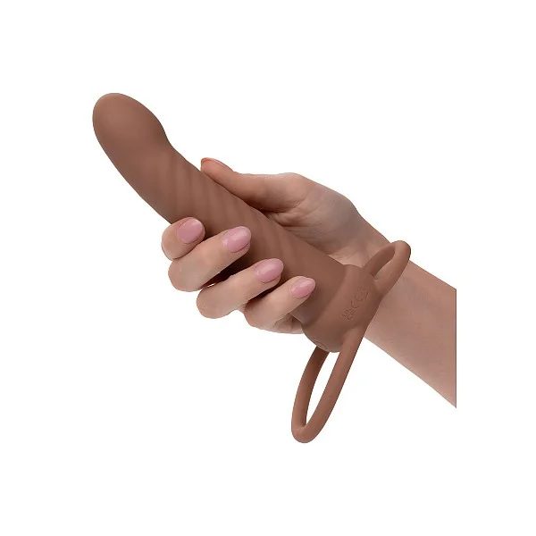 Performance Maxx Rechargeable Ribbed Dual Penetrator - Bruine huidskleur van het merk Performance Maxx - Penis Sleeves - online kopen bij Masculum.nl. De discrete online seks-toys en erotisch heren ondergoed winkel voor gay & hetero mannen.