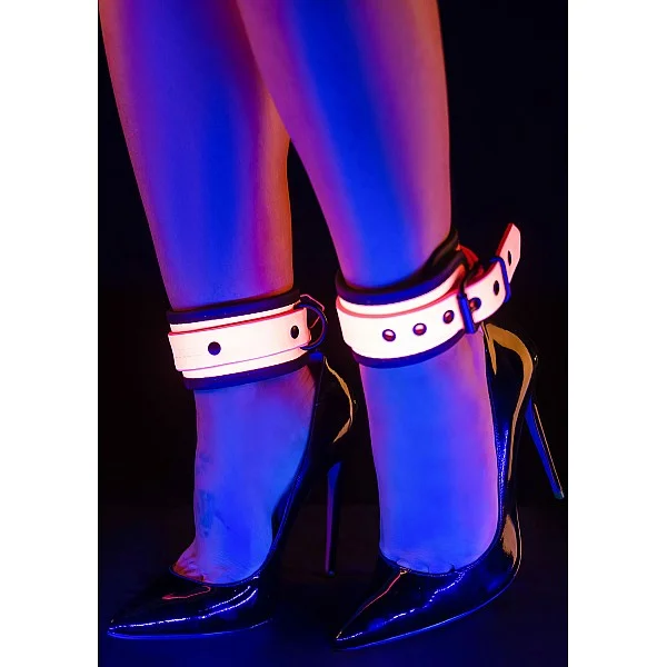 Ankle Cuffs - Roze van het merk Glow In the Dark - Boeien - online bestellen bij Masculum.nl. De discrete online seks-toys en erotisch heren ondergoed winkel voor gay & hetero mannen.
