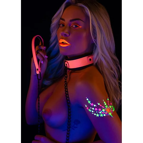 Collar and Chain Leash - Roze van het merk Glow In the Dark - BDSM Collars - online kopen bij Masculum.nl. De discrete online seks-toys en erotisch heren ondergoed winkel voor gay & hetero mannen.