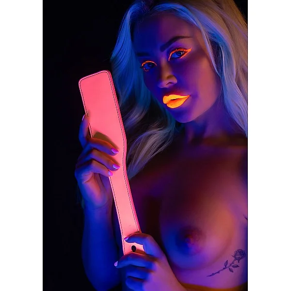Paddle - Roze van het merk Glow In the Dark - Paddles - online kopen bij Masculum.nl. De discrete online seks-toys en erotisch heren ondergoed winkel voor gay & hetero mannen.