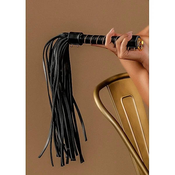 Studded Whip - Zwart van het merk Vogue - Paddles - online kopen bij Masculum.nl. De discrete online seks-toys en erotisch heren ondergoed winkel voor gay & hetero mannen.