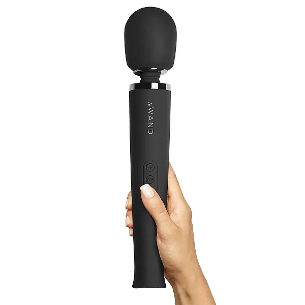 Le Wand Rechargeable Massager - Zwart van het merk Le Wand - Wand Massagers - online kopen bij Masculum.nl. De discrete online seks-toys en erotisch heren ondergoed winkel voor gay & hetero mannen.