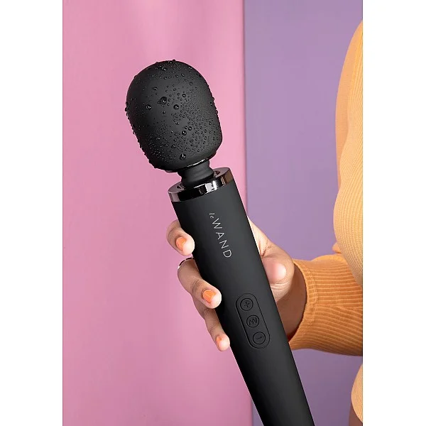 Le Wand Rechargeable Massager - Zwart van het merk Le Wand - Wand Massagers - online kopen bij Masculum.nl. De discrete online seks-toys en erotisch heren ondergoed winkel voor gay & hetero mannen.