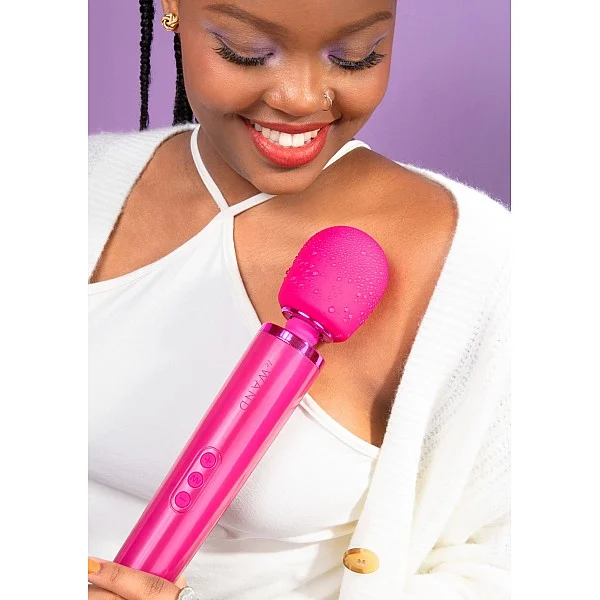 Le Wand Rechargeable Massager - Roze van het merk Le Wand - Wand Massagers - online bestellen bij Masculum.nl. De discrete online seks-toys en erotisch heren ondergoed winkel voor gay & hetero mannen.