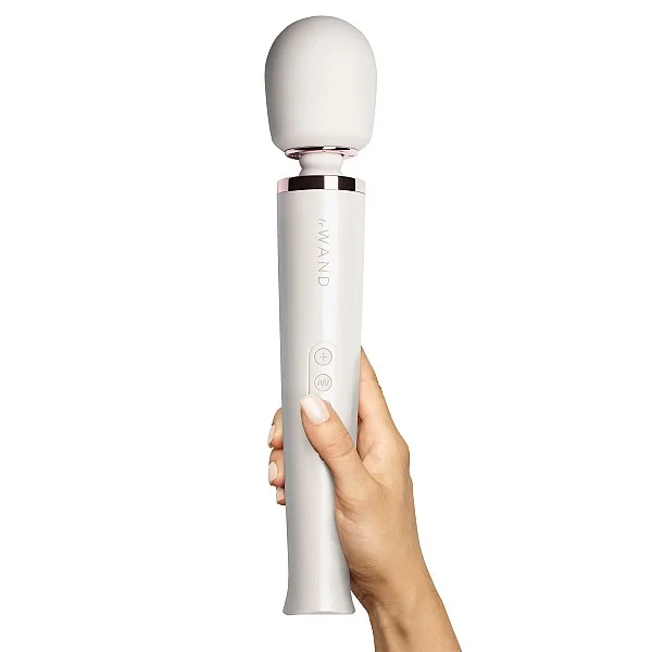 Le Wand Rechargeable Massager - Wit van het merk Le Wand - Wand Massagers - online bestellen bij Masculum.nl. De discrete online seks-toys en erotisch heren ondergoed winkel voor gay & hetero mannen.