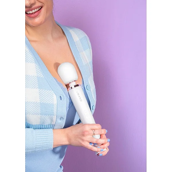 Le Wand Rechargeable Massager - Wit van het merk Le Wand - Wand Massagers - online bestellen bij Masculum.nl. De discrete online seks-toys en erotisch heren ondergoed winkel voor gay & hetero mannen.