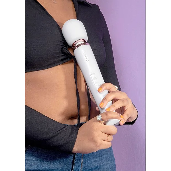 Le Wand Rechargeable Massager - Wit van het merk Le Wand - Wand Massagers - online bestellen bij Masculum.nl. De discrete online seks-toys en erotisch heren ondergoed winkel voor gay & hetero mannen.