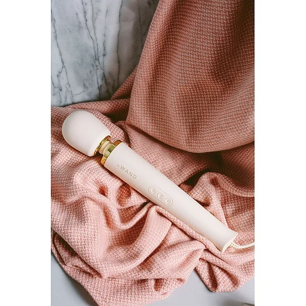 Le Wand Plugin Massager - Nude van het merk Le Wand - Wand Massagers - online bestellen bij Masculum.nl. De discrete online seks-toys en erotisch heren ondergoed winkel voor gay & hetero mannen.