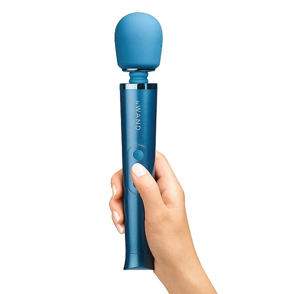 Le Wand Petite Rechargeable - Blauw van het merk Le Wand - Wand Massagers - online bestellen bij Masculum.nl. De discrete online seks-toys en erotisch heren ondergoed winkel voor gay & hetero mannen.