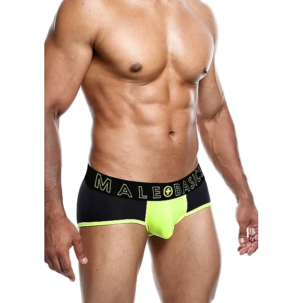 MaleBasics Neon Brief - Geel van het merk Malebasics - Heren Lingerie - online kopen bij Masculum.nl. De discrete online seks-toys en erotisch heren ondergoed winkel voor gay & hetero mannen.
