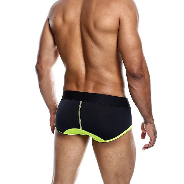 MaleBasics Neon Brief - Geel van het merk Malebasics - Heren Lingerie - online kopen bij Masculum.nl. De discrete online seks-toys en erotisch heren ondergoed winkel voor gay & hetero mannen.