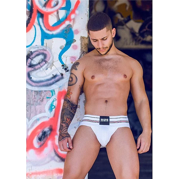 Fetish Classic Wide Jockstrap - Wit van het merk MOB Eroticwear - Heren Lingerie - online bestellen bij Masculum.nl. De discrete online seks-toys en erotisch heren ondergoed winkel voor gay & hetero mannen.