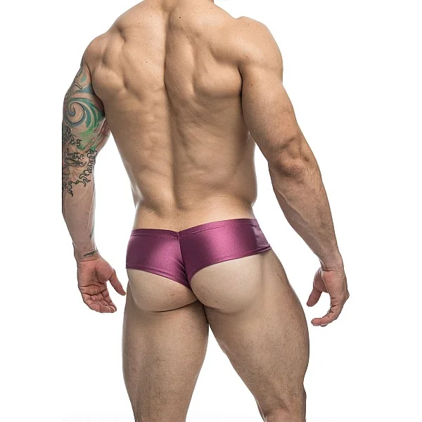 J+S Cheek Bikini - Fuchsia van het merk Justin+Simon - Heren Lingerie - online kopen bij Masculum.nl. De discrete online seks-toys en erotisch heren ondergoed winkel voor gay & hetero mannen.