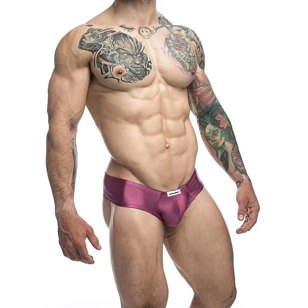 J+S Cheek Bikini - Fuchsia van het merk Justin+Simon - Heren Lingerie - online kopen bij Masculum.nl. De discrete online seks-toys en erotisch heren ondergoed winkel voor gay & hetero mannen.