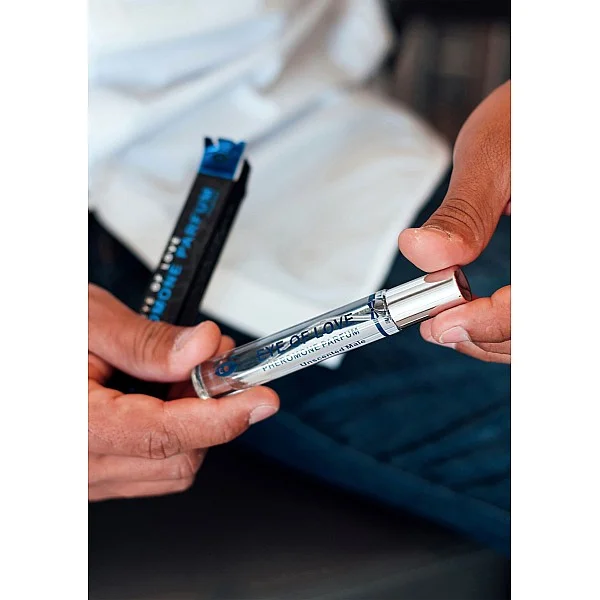 Pheromone Attract Her 10ml - Naturel van het merk Eye Of Love - Feromonen Parfum - online bestellen bij Masculum.nl. De discrete online seks-toys en erotisch heren ondergoed winkel voor gay & hetero mannen.