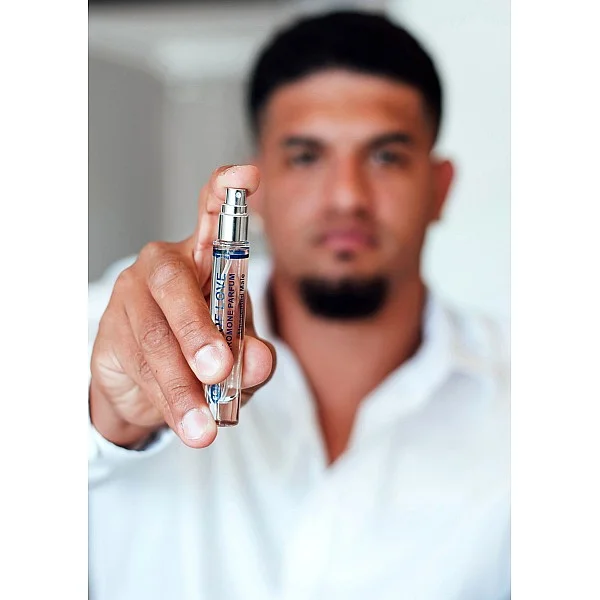 Pheromone Attract Her 10ml - Naturel van het merk Eye Of Love - Feromonen Parfum - online bestellen bij Masculum.nl. De discrete online seks-toys en erotisch heren ondergoed winkel voor gay & hetero mannen.