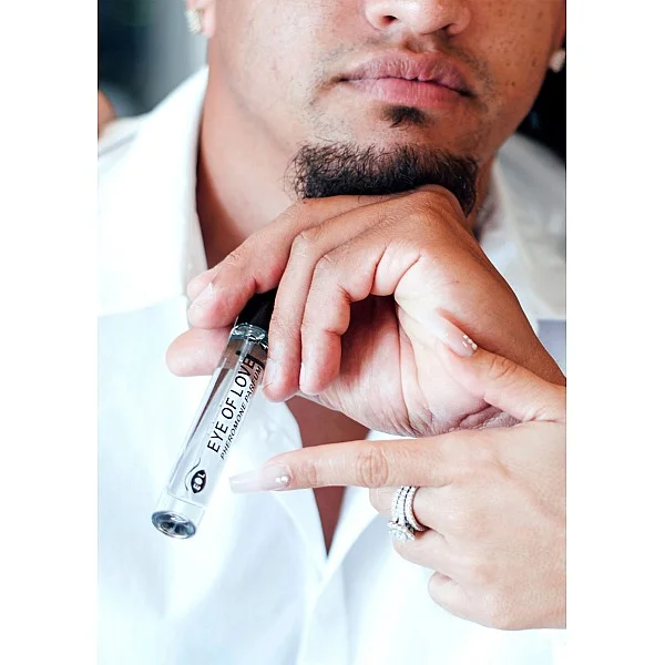 Pheromone Attract Her 10ml - Confidence van het merk Eye Of Love - Feromonen Parfum - online bestellen bij Masculum.nl. De discrete online seks-toys en erotisch heren ondergoed winkel voor gay & hetero mannen.